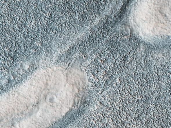 火星泥火山 火星表面发现两个深坑最大直径超300米