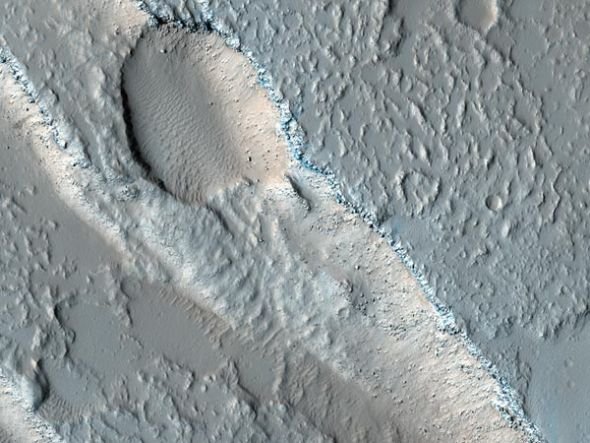 火星熔岩上的“伤疤” 火星表面发现两个深坑最大直径超300米