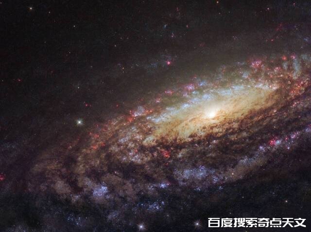 研究发现倾斜的星系使电离碳发射研究变得混乱不堪 研究发现倾斜的星系使电离碳发射研究变得混乱不堪