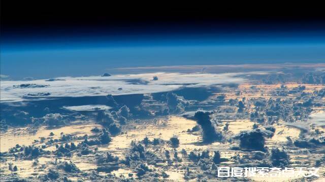 国际空间站外部高清相机(EHDC)拍下的令人惊叹的位于大西洋上空的云景