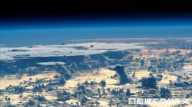 国际空间站外部高清相机(EHDC)拍下的令人惊叹的位于大西洋上空的云景 蒋红红 国际空间站外部高清相机(EHDC)拍下的令人惊叹的位于大西洋上空的云景
