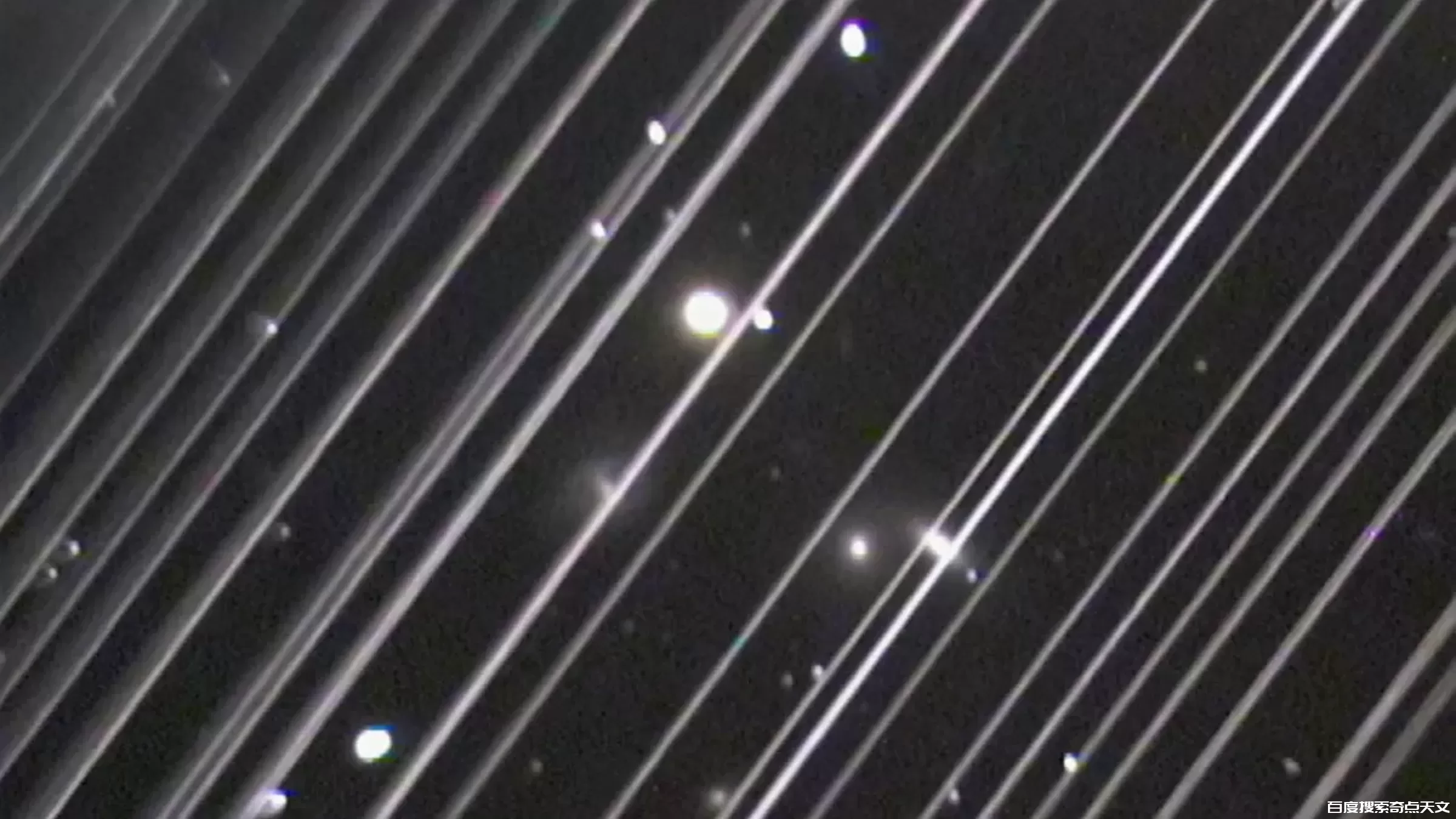 星链列车,是天文新奇观,也是天文学家勘测的阻碍 零度星系 星链列车,是天文新奇观,也是天文学家勘测的阻碍
