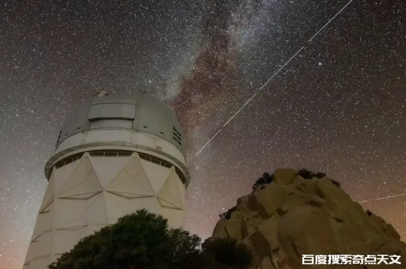 一颗新卫星是天空中最亮的物体之一,这是一个大问题 Bob Berman 一颗新卫星是天空中最亮的物体之一,这是一个大问题
