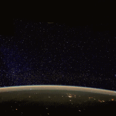 当国际空间站经过地球夜晚的区域时,银河隐约可见。 每天16次日出——15张动图告诉你国际空间站这15年