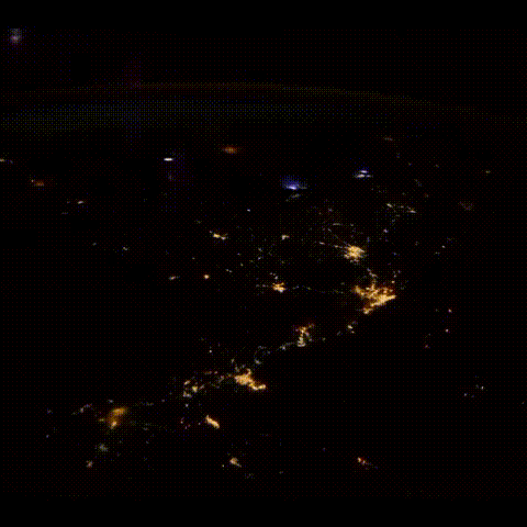在400公里的高空俯瞰地球上的闪电是空间站另一个壮观的景致。 每天16次日出——15张动图告诉你国际空间站这15年