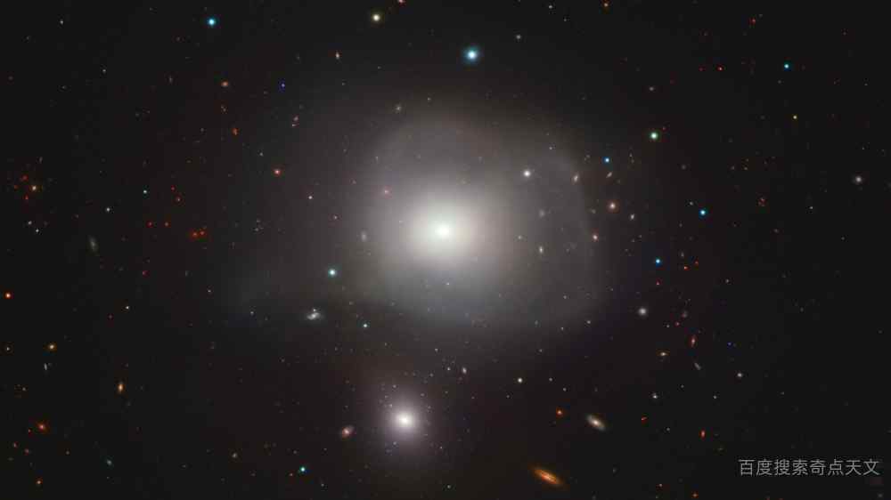 天文学家发现这个畸形星系是一种宇宙掠食者,它在最后一餐中留下了“伤痕” 天文学家发现这个畸形星系是一种宇宙掠食者,它在最后一餐中留下了“伤痕”