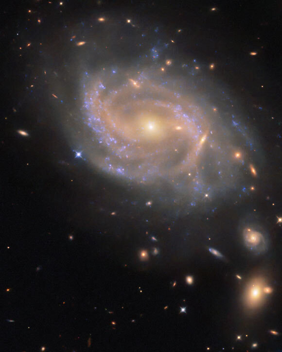 哈勃太空望远镜凝视旋转的旋涡星系