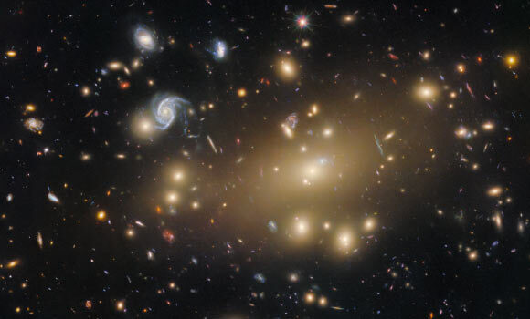 哈勃望远镜在阿贝尔209星系团中观测到超百个星系