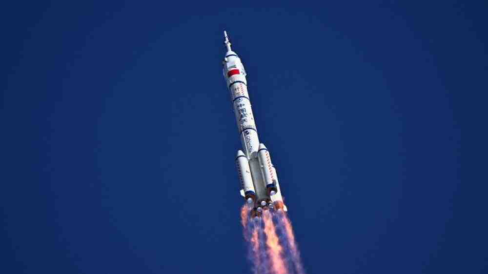 太空垃圾可能撞击了中国神舟二十号，导致航天员返程延迟 。 | 奇点天文