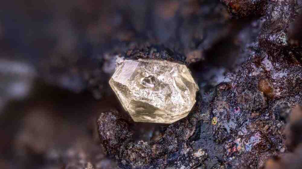 科学家破开一块月球岩石，竟有惊人发现 | 奇点天文