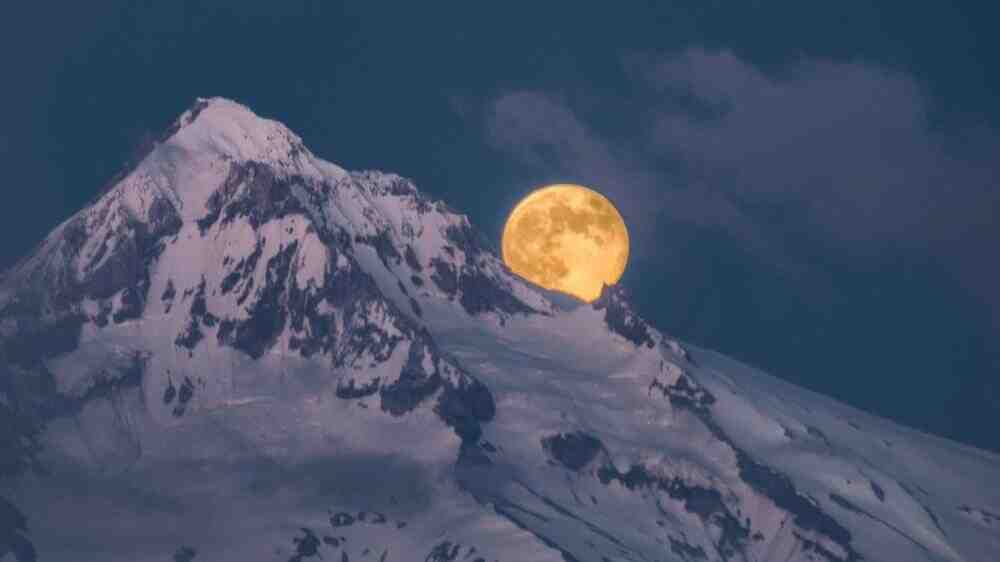 十二月的超级满月在理想的摄影条件下升起 | 奇点天文的配图