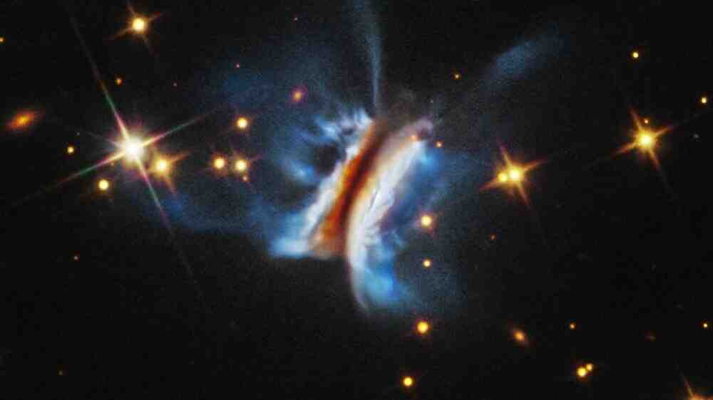 哈勃揭示“德古拉三明治”内部的极度混乱 | 奇点天文的配图