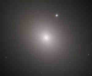 哈勃太空望远镜观测到室女座朦胧闪耀的椭圆星系M49 | 奇点天文