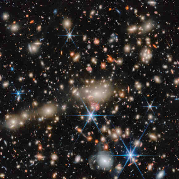Webb Sees Lensing Galaxy Cluster in Leo | 奇点天文