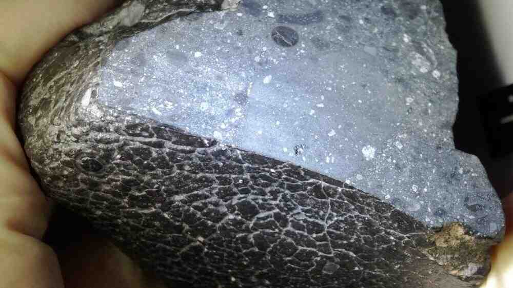 科学家扫描了一块来自火星的黑色岩石，发现了令人惊讶的东西。 | 奇点天文