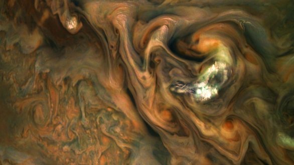 木星上空云层飞舞的图像令人叹为观止