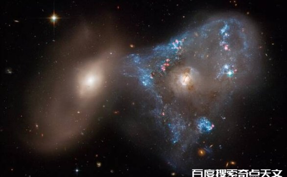 包含NGC 2445和NGC 2444的Arp 143的星系创造不寻常的三角形活跃恒星形成区域